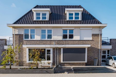 Téléchargez les photos : Zone de banlieue néerlandaise avec des maisons familiales modernes, maisons familiales modernes nouvellement construites aux Pays-Bas, maisons familiales aux Pays-Bas, rangée de maisons modernes dans un quartier familial de banlieue - en image libre de droit