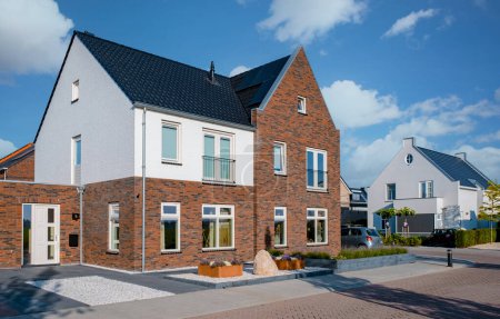 Téléchargez les photos : Zone de banlieue néerlandaise avec maisons familiales modernes, maisons familiales modernes nouvellement construites aux Pays-Bas, maison familiale néerlandaise aux Pays-Bas, rangée de maisons modernes dans un quartier contemporain - en image libre de droit