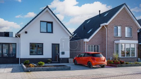 Téléchargez les photos : Zone néerlandaise de banlieue avec maisons familiales modernes, maisons familiales modernes nouvellement construites aux Pays-Bas, maisons familiales néerlandaises aux Pays-Bas, Immobilier moderne de classe moyenne sur le marché immobilier - en image libre de droit