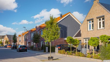 Foto de Zona suburbana holandesa con casas familiares modernas, casas familiares modernas de nueva construcción en los Países Bajos, casa familiar holandesa en los Países Bajos, barrio verde moderno - Imagen libre de derechos