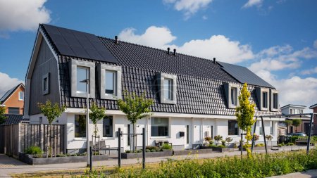 Foto de Zona suburbana holandesa con casas familiares modernas, casas familiares modernas de nueva construcción en los Países Bajos, casa familiar holandesa en los Países Bajos, barrio verde moderno - Imagen libre de derechos