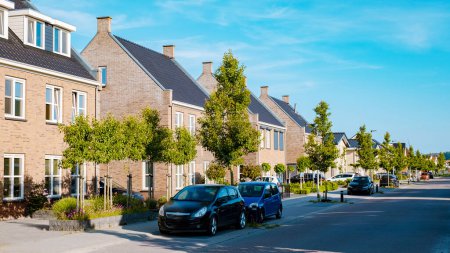 Téléchargez les photos : Zone de banlieue néerlandaise avec maisons familiales modernes, maisons familiales modernes nouvellement construites aux Pays-Bas, maison familiale néerlandaise aux Pays-Bas, quartier vert moderne - en image libre de droit