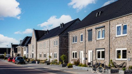 Foto de Zona suburbana holandesa con casas familiares modernas, casas familiares modernas de nueva construcción en los Países Bajos, casa unifamiliar holandesa en los Países Bajos, hilera de casas adosadas holandesas - Imagen libre de derechos