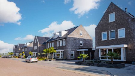 Foto de Zona suburbana holandesa con casas familiares modernas, casas familiares modernas de nueva construcción en los Países Bajos, casa unifamiliar holandesa en los Países Bajos, hilera de casas adosadas holandesas - Imagen libre de derechos