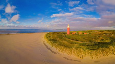 Foto de Faro de Texell al atardecer Países Bajos Dutch Island Texel en verano con dunas de arena en la isla de Wadden. vista aérea del dron desde arriba - Imagen libre de derechos