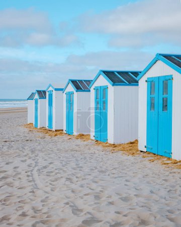 Téléchargez les photos : Maison blanche bleue sur la plage Texel Pays-Bas, une cabane de plage sur l'île néerlandaise de Texel - en image libre de droit