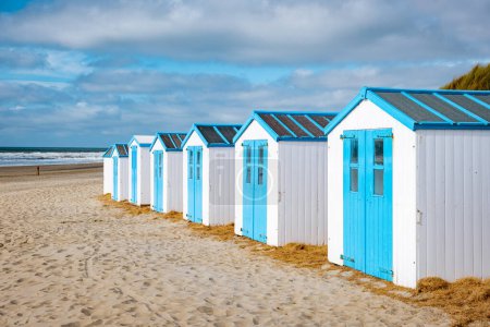 Téléchargez les photos : Maison blanche bleue sur la plage Texel Pays-Bas, une cabane de plage sur l'île néerlandaise de Texel - en image libre de droit