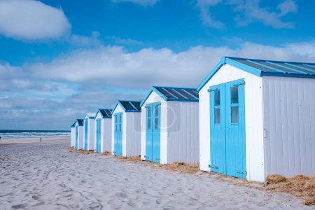 Téléchargez les photos : Blanc bleu plage maison sur la plage Texel Pays-Bas, une cabane de plage sur l'île néerlandaise de Texel - en image libre de droit