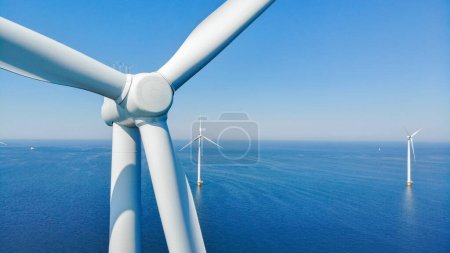 Foto de Parque de molinos de viento con nubes y un cielo azul, parque de molinos de viento en la vista aérea del océano con turbina eólica Flevoland Países Bajos Ijsselmeer. Energía verde - Imagen libre de derechos