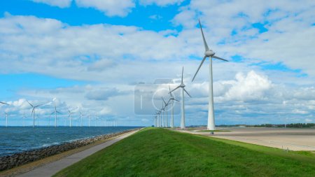 Foto de Parque de molinos de viento en la vista aérea del océano con turbina eólica Flevoland Países Bajos Ijsselmeer. Energía verde - Imagen libre de derechos