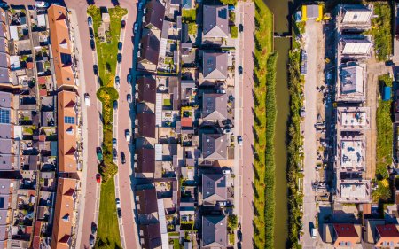 Foto de Zona suburbana holandesa con casas familiares modernas, casas familiares modernas de nueva construcción en los Países Bajos, casa familiar holandesa en los Países Bajos, vista del dron desde arriba en una calle con casa moderna - Imagen libre de derechos