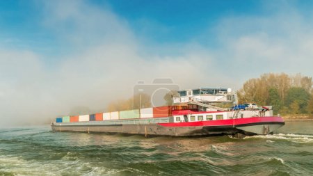 Foto de Transporte marítimo interior en el río Rin con contenedores, Gran buque portacontenedores en el río Rin por Colonia - Imagen libre de derechos