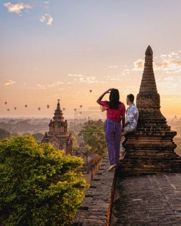 Téléchargez les photos : Bagan Myanmar, Sunrise au-dessus des temples et pagodes de Bagan Myanmar, Sunrise Pagan Myanmar temple et pagode. Hommes et femmes dans une vieille pagode - en image libre de droit