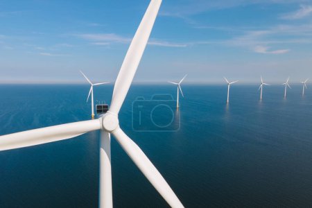 Foto de Turbinas de molinos de viento en el océano con un azul en los Países Bajos Europa el parque eólico más grande de los Países Bajos - Imagen libre de derechos