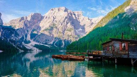 Téléchargez les photos : Lac des Braies Lac des Braies, Pragser Wildsee au lever du soleil. Trentino Alto Adidge, Dolomites, Tyrol du Sud, Italie, Europe. Bateaux le matin au bord du lac - en image libre de droit