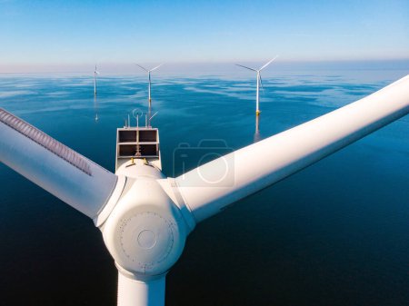 Foto de Primer plano del parque de molinos de viento con un parque de turbinas de molino de viento cielo azul en el océano. Países Bajos Europa el parque eólico más grande de los Países Bajos - Imagen libre de derechos