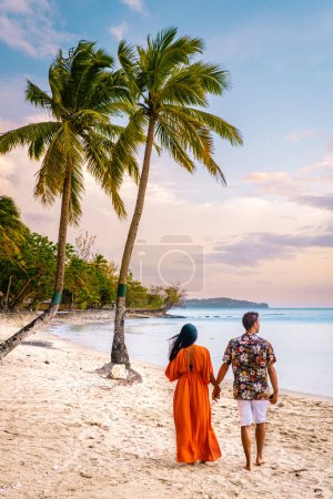 Foto de Santa Lucía Caribbean Island, una pareja de vacaciones de lujo en la isla tropical de Santa Lucía observando la puesta de sol en la playa con cocoteros - Imagen libre de derechos