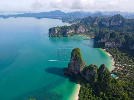 Téléchargez les photos : Railay Beach Krabi Thaïlande, la plage tropicale de Railay Krabi, vue depuis un drone de Railay Beach idyllique en Thaïlande - en image libre de droit