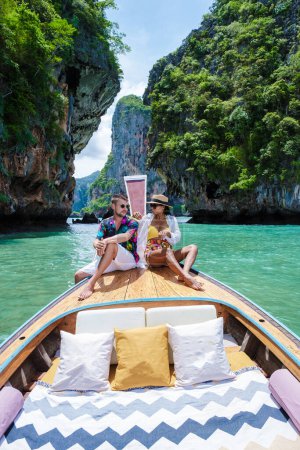 Foto de Barco de lujo de cola larga en Krabi Tailandia, pareja de hombres y mujeres en un viaje a la isla tropical 4 Isla de viaje en Krabi Tailandia. Mujer asiática y hombre europeo de mediana edad de vacaciones en Tailandia. - Imagen libre de derechos