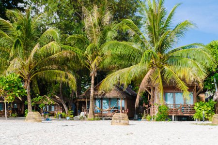 Téléchargez les photos : Bungalows en bambou sur la plage en Thaïlande. hébergement simple routard en Thaïlande - en image libre de droit
