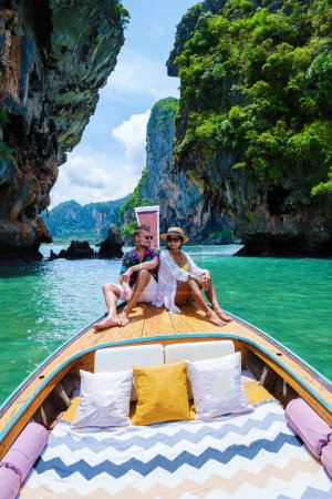 Téléchargez les photos : Un homme et une femme en couple lors d'un voyage sur l'île tropicale 4 Island trip à Krabi Thaïlande. Femme asiatique et homme européen d'âge moyen en vacances en Thaïlande. - en image libre de droit