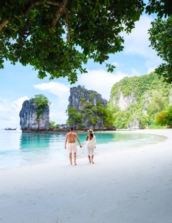 Téléchargez les photos : Koh Hong Island Krabi Thaïlande, un couple d'hommes et de femmes sur la plage de Koh Hong, une plage de blanc tropical avec des femmes asiatiques et des hommes européens à Krabi Thaïlande pendant les vacances - en image libre de droit