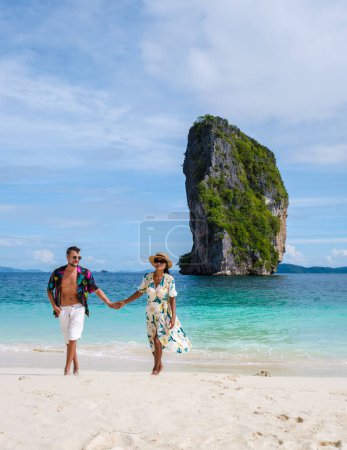 Téléchargez les photos : Koh Poda Krabi Thaïlande, une femme asiatique et un homme européen marchant sur la plage tropicale de Koh Poda Island Krabi Thaïlande. - en image libre de droit