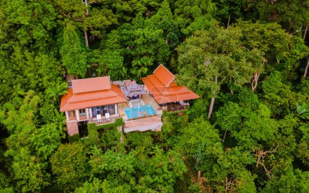 Téléchargez les photos : Un couple d'hommes et une femme en vacances de luxe dans une villa piscine en Thaïlande, un couple en lune de miel sur une île tropicale en Thaïlande - en image libre de droit