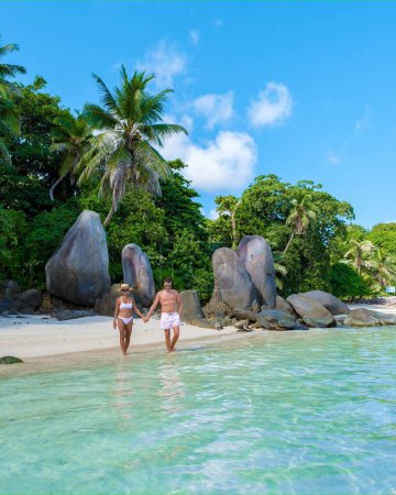 Foto de Mahe Seychelles, una playa tropical con palmeras y un océano azul en Mahe Seychelles. Anse Royale playa, pareja hombre y mujer de vacaciones Seychelles. - Imagen libre de derechos