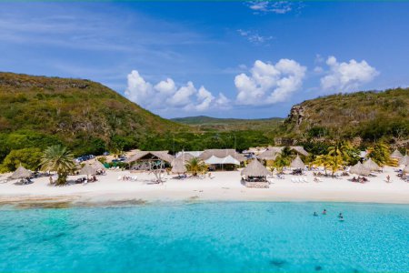 Téléchargez les photos : Plage de Cas Abao Playa Cas Abao île caribéenne de Curaçao, Playa Cas Abao à Curaçao Plage tropicale de sable blanc des Caraïbes avec une turque bleue couleur océan. Drone vue aérienne - en image libre de droit