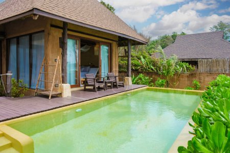 Téléchargez les photos : Maison moderne avec piscine, villa moderne avec piscine sur la plage, villa de luxe en Thaïlande - en image libre de droit