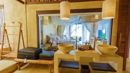Téléchargez les photos : Salle de bain Intérieur d'une maison moderne avec piscine, villa piscine moderne sur la plage, vue intérieure d'une villa de luxe en Thaïlande - en image libre de droit