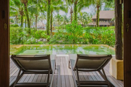 Foto de Salón Interior de una casa moderna con piscina, villa moderna con piscina en la playa, vista interior de una villa de lujo en Tailandia - Imagen libre de derechos