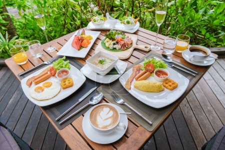 Téléchargez les photos : Table de petit déjeuner sur la plage de Koh Kood en Thaïlande, table de petit déjeuner dans un hôtel de luxe avec cappuccino en face - en image libre de droit