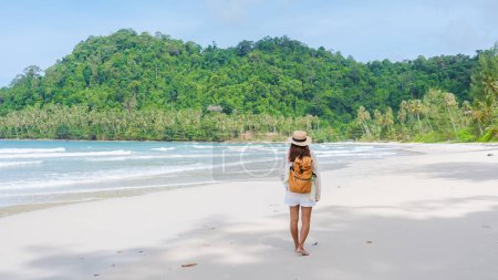 Téléchargez les photos : Femme asiatique avec sac à dos marchant sur la plage Koh Kood Island Thaïlande Trat, voyageur marchant sur la plage de l'île tropicale Ko Kut Island - en image libre de droit
