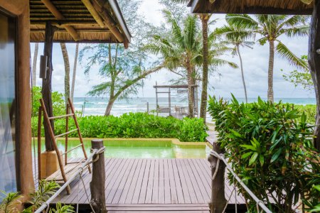 Téléchargez les photos : Maison moderne avec piscine, villa moderne avec piscine sur la plage, villa de luxe en Thaïlande par une journée ensoleillée - en image libre de droit