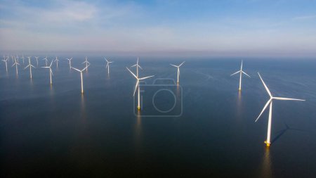 Foto de Parque de molinos de viento en el océano, vista aérea de drones de turbinas de molinos de viento que generan energía verde eléctrica, molinos de viento aislados en el mar en los Países Bajos - Imagen libre de derechos