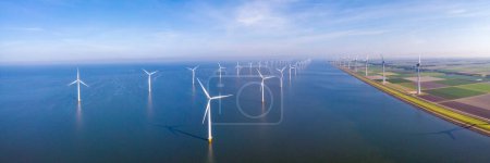 Foto de Vista aérea de las turbinas de molinos de viento en el océano en los Países Bajos, concepto de energía verde turbinas de molinos de viento - Imagen libre de derechos