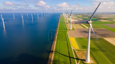 Foto de Grupo de molinos de viento para la producción de energía eléctrica en el campo verde del trigo - Imagen libre de derechos