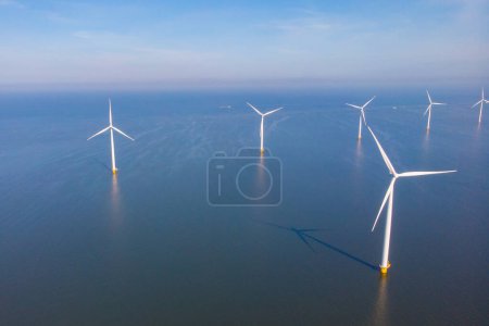Foto de Ocean Wind Farm. Molino de viento granja en el océano. Turbinas eólicas marinas en el mar. Turbina eólica desde vista aérea. - Imagen libre de derechos