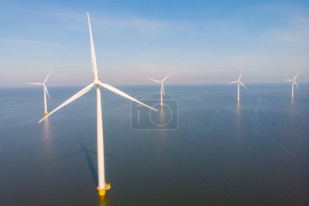 Foto de Turbinas eólicas en el océano Producción de energía verde en los Países Bajos - Imagen libre de derechos
