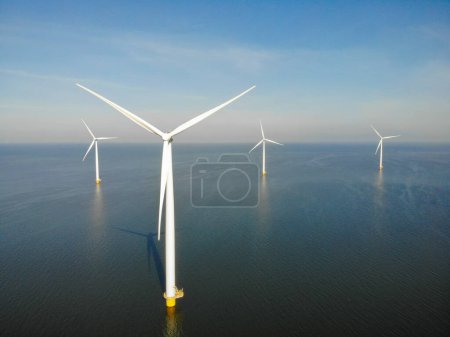 Foto de Ocean Wind Farm. Molino de viento granja en el océano. Turbinas eólicas marinas en el mar. Turbina eólica desde vista aérea. - Imagen libre de derechos