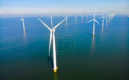 Foto de Molinos de viento en el mar en los Países Bajos - Imagen libre de derechos
