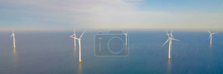 Foto de Turbina eólica. Vista aérea del campo de aerogeneradores o molinos de viento en el mar azul - Imagen libre de derechos
