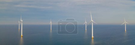 Foto de Foto de un parque eólico en alta mar con turbinas en el océano en los Países Bajos - Imagen libre de derechos