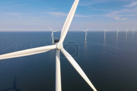 Foto de Foto de un parque eólico en alta mar con turbinas en el océano en los Países Bajos - Imagen libre de derechos