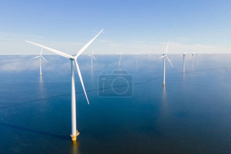 Téléchargez les photos : Vue aérienne du parc éolien offshore avec éoliennes sur la mer du Nord - en image libre de droit