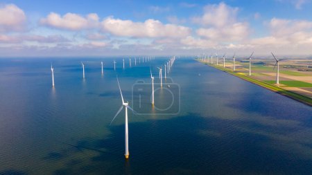 Foto de Turbina eólica en alta mar en un océano al amanecer, energía alternativa - Imagen libre de derechos