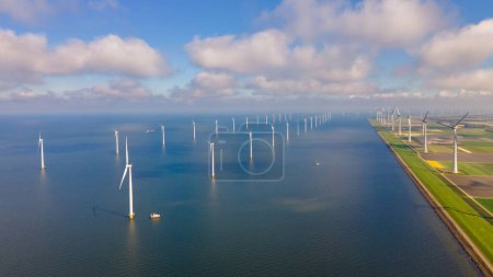 Foto de Parque de turbinas de molinos de viento con un cielo azul y parque de turbinas de molinos de viento en el océano. Países Bajos Europa el parque eólico más grande de los Países Bajos - Imagen libre de derechos