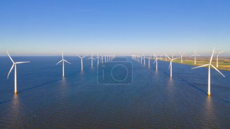 Foto de Ocean Wind Farm. Molino de viento granja en el océano. Turbinas eólicas marinas en el mar. Turbina eólica desde vista aérea - Imagen libre de derechos